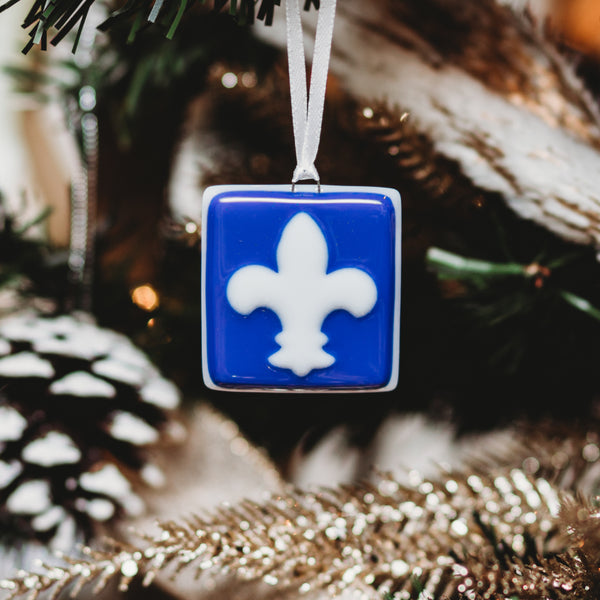Décoration de noel a suspendre fleur de lys québec bleu et blanc sur un ruban