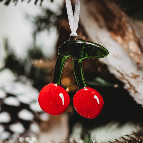 Cerise rouge en verre pour suspendre dans le sapin avec un ruban