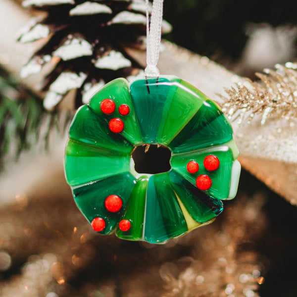 Couronne de sapin de noel décorative en verre à suspendre dans le sapin vert et rouge