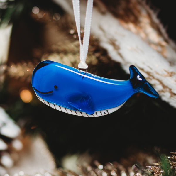 Baleine bleue en verre suspendue sur un ruban pour décorer le sapin