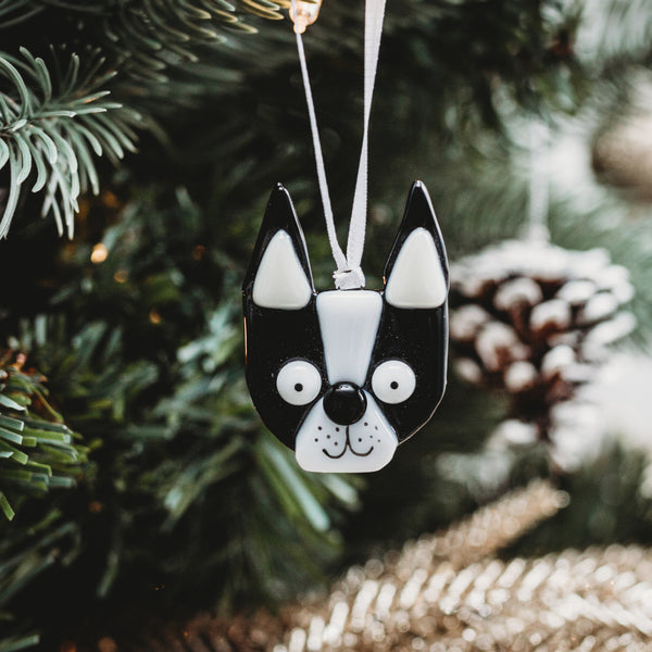 Chien de type boston terrier en verre fondu pour suspendre dans le sapin
