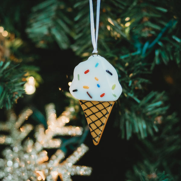 cornet de crème glacée en verre fusionné suspendu dans un sapin