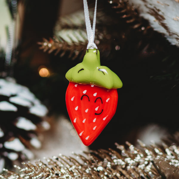 décoration boule de noel fraise à suspendre dans le sapin fait à la main