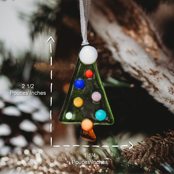 Sapin de verre avec boules de noel colorées à suspendre