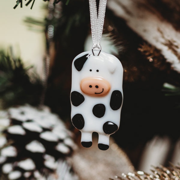 vache tachetée noire et blanche en verre fondu pour accrocher dans le sapin de noel