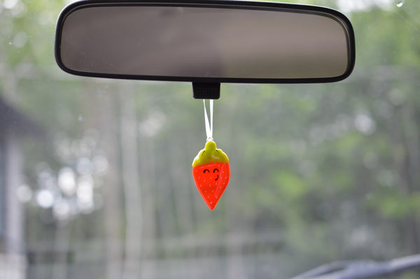 objet décoratif à suspendre au rétroviseur rouge fraise en verre suncatcher